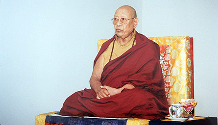 Lopon Tsechu Rinpoche in der Meditationshalle im Buddhistischen Zentrum Hamburg